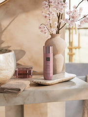 The Ritual of Sakura Shower Oil 200 ml Lifestyle with Product