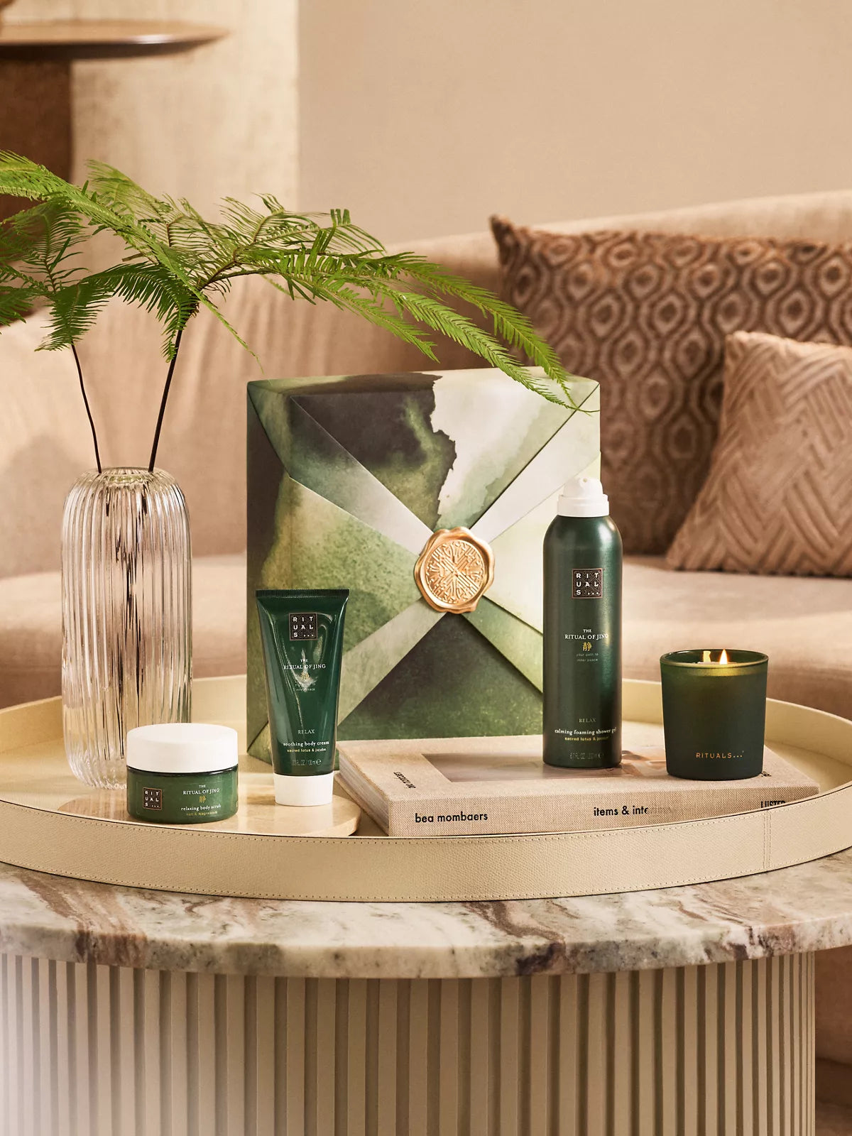 The Ritual of Jing Foaming Shower Gel Lifestyle with Closed Pack
